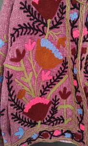 Exquisita Chaqueta de Algodón Kashmiri Acolchada y Bordada a Mano con Vibrante Trabajo Floral de Crewel e Intrincado Bordado Aari, Transpirable - Product Image 3