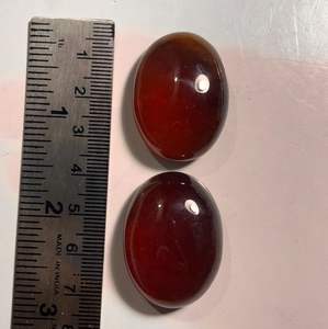 พลอยเฮสโซไนต์การ์เนตทรงรีแบบคาโบชองขัดเงาคู่หนึ่งพร้อมประกายรุ้ง - Product Image 2