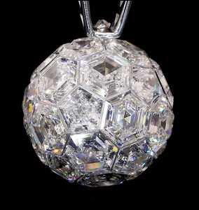 Exquisito Colgante de Bola con Diamante de Laboratorio de 20 CT, Oro Blanco de 14K, Corte Brillante Hexagonal/Pentagonal, Gema Casi Incolora con Engaste Invisible - Product Image 6