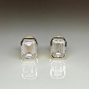 Boucles d'oreilles clous en diamant de laboratoire taille émeraude 2.00ctw, serties clos en or 14K, solitaires minimalistes, cadeau idéal pour mariages, anniversaires et soirées - Product Image 5