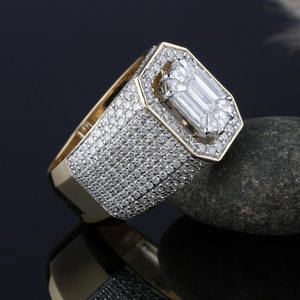 Anillo de Compromiso para Hombre Estilo Hip Hop con Esmeralda y Diamante Moissanite de Corte Redondo, Engaste de Puntas, Plata de Ley 925, Joyería Iced Out - Product Image 3