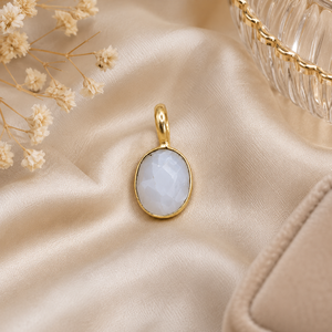 Pendentif en pierre de lune facettée |   Charme ovale avec bordure dorée |   Cadeau de bijoux en cristal - Product Image 1