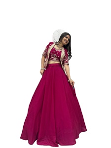 เสื้อครอปท็อปดีไซน์เนอร์สำหรับงานเทศกาลผู้หญิง สไตล์เลเฮนกาโจลี แบบเสื้อแจ็คเก็ต สำหรับงานปาร์ตี้และงานแต่งงาน ตกแต่งด้วยงานปักดิ้นและเลื่อม - Product Image 2