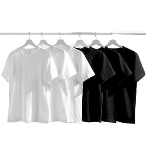 เสื้อยืดแขนสั้นผู้ชายแบบแห้งเร็วเป็นมิตรกับสิ่งแวดล้อม ผ้าฝ้าย 100% พิมพ์ลายโลโก้ด้านหน้าแบบพัฟฟ์ คอกลม ดีไซน์เรียบง่าย - Product Image 1