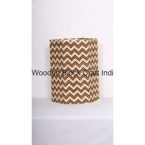 Poubelle décorative hexagonale en bois, fabriquée à la main au Rajasthan, Inde, avec couvercle roulant, motif géométrique, écologique - Product Image 1