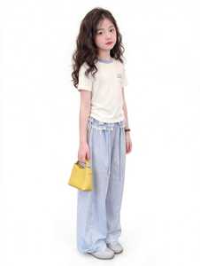 ONETEN APPAREL เสื้อยืดแขนสั้นเด็กสีครีมพิมพ์ลายตัวอักษรคอกลม - Product Image 5