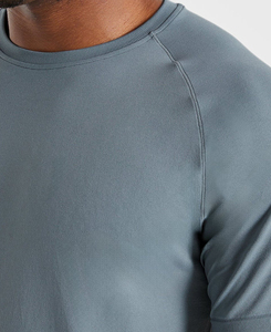 T-shirt à col rond de haute qualité, couleur unie, manches courtes, respirant, coupe régulière, haut de yoga pour homme, 100% polyester, vêtements décontractés - Product Image 3