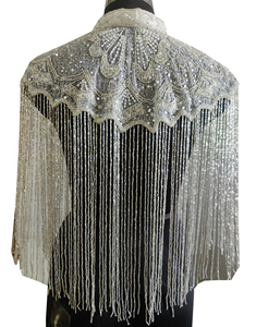 Hermosa capa tipo poncho de diseño vintage con bordado a mano de mariposas, brillante, de la colección nupcial blanca, para tallas grandes. - Product Image 3