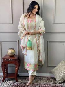 Vêtements indiens et pakistanais en chinon lourd avec broderies, ensemble salwar kameez avec dupatta, disponible au prix de gros - Product Image 3