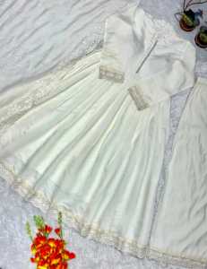 Vestido de fiesta de diseñador con bordado, estilo romano, de seda, con falda y dupatta, completamente cosido, listo para usar. - Product Image 6