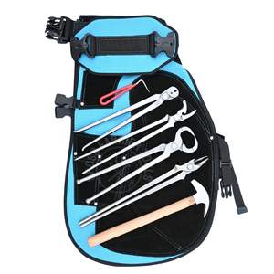 ชุดเครื่องมือช่างเกือกม้า ประกอบด้วย ที่ดึงตะปูโค้ง คีมดึงตะปู คีมดึงรองเท้า ค้อนหัวกลม ที่ดึงรองเท้า และผ้ากันเปื้อนป้องกัน - Product Image 1