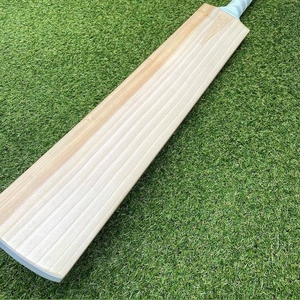 Bate de béisbol de alta calidad de mimbre inglés liso, beige, hecho a mano, con empaque premium y agarre cómodo. - Product Image 3