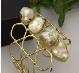 Precioso brazalete con motivo floral dorado, brazalete de diseño de trébol de lujo, pulsera de oro elegante inspirada en Boho para mujeres y niñas - Product Image 2