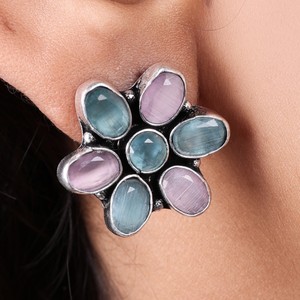 Pendientes de Plata Oxidada Vintage con Ónix Multicolor y Diseño Floral |   Joyería Étnica Boho de Latón para Mujer, Venta al por Mayor en India - Product Image 4