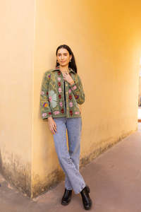 Veste pour femmes Suzani en velours de coton vert sauge, brodée multicolore, avec une sophistication rafraîchissante pour la tenue d'hiver - Product Image 4