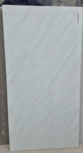 กระเบื้องพอร์ซเลนขนาด 60x120 ซม. สำหรับส่งออกจำนวนมากจากอินเดีย คุณภาพสูง ทนทาน พื้นผิวมันเงา เหมาะสำหรับปูพื้นเชิงพาณิชย์ - Product Image 4