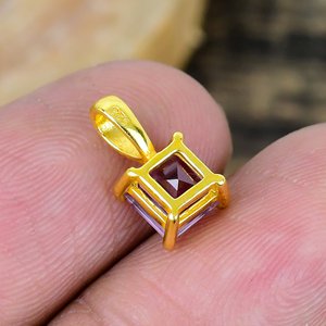 สร้อยคอประดับพลอยอเมทิสต์สีม่วงธรรมชาติทรงหมอน ประดับด้วยทอง 18k ชุบไมครอนบนเงินแท้ 925 - Product Image 4