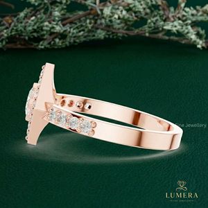 Bague géométrique ronde avec halo de diamants et accent en forme de cerf-volant, bande micro-pavée droite polie, bague minimaliste pour petite amie - Product Image 6
