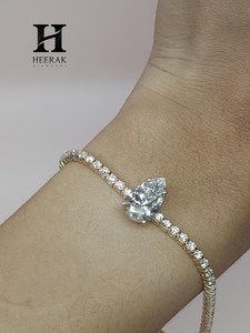 Pulsera de tenis personalizada de oro blanco de 14K con diamantes cultivados en laboratorio de corte pera, certificada por IGI, VVS EF, con diamante central en forma de pera - Product Image 6