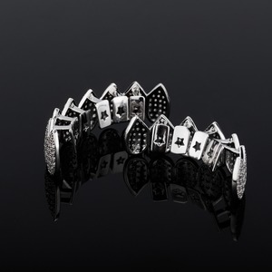 Grillz de Diamantes Moissanite Personalizados de la Mejor Calidad para Hombres y Mujeres, Joyería Dental Estilo Hip Hop, Disponible para la Venta - Product Image 3