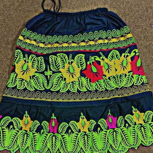 Nuevas faldas estampadas para mujer con bordados, faldas de algodón estampadas de alta calidad para ropa de isla, faldas de isla personalizadas OEM y ODM - Product Image 2