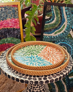 Plateau en rotin rustique avec incrustation de nacre, motif feuille tropicale personnalisé, plateau de service charmant, décoration de maison de style côtier - Product Image 2