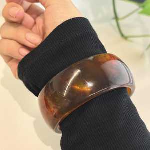 Bracelet manchette large en résine marbrée ambre faite à la main, motif écaille de tortue, bijoux vintage pour femme - Product Image 2