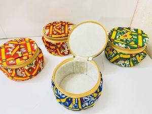 Porte-monnaie ronds artisanaux à imprimé Patola avec fermeture éclair, mini-portefeuilles en tissu traditionnel gujarati aux couleurs vives - Product Image 1
