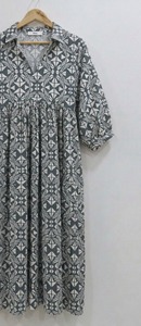 ชุดเดรสผู้หญิงสั่งทำพิเศษ ผ้าฝ้าย 100% ลายดอกไม้ งานแฮนด์เมด เรียบง่าย เอวธรรมชาติ ความยาวปานกลาง สำหรับฤดูร้อน รับผลิตเสื้อผ้า OEM จำนวนมาก - Product Image 4