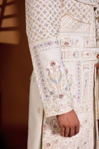 Costume de marié Vergo en soie, base perlée ivoire, style Sherwani, avec devant orné de motifs en losanges et de broderies Zardosi Paon, et détails en Cross Dori - Product Image 5