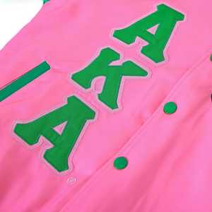 แจ็คเก็ตบอมเบอร์ผ้าซาตินสีชมพูสำหรับผู้หญิง ปักลายตัวอักษรกรีก แขนเสื้อสีเขียว สไตล์วาร์ซิตี้ สตรีทแวร์ - Product Image 3