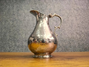 Carafe en argent au design martelé moderne, idéale pour les occasions spéciales, l'utilisation familiale et l'accueil des invités, provenant d'Inde. - Product Image 5