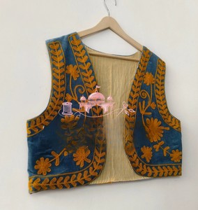 Chaleco Corto Bordado Bohemio Tradicional de Terciopelo Azul para Mujer, Hecho a Mano, Cálido para Invierno, Relleno de Algodón, Cierre con Botones - Product Image 1
