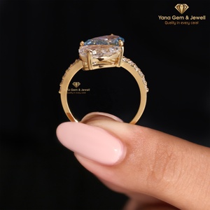 แหวนเพชรทรงลูกแพร์ รับรองโดย IGI น้ำหนักรวม 3.00 กะรัต ทองคำแท้ 14K เพชร CVD ผลิตในห้องปฏิบัติการ สี E และสีน้ำเงินสดใสพิเศษ ความสะอาดระดับ VS1 ตัวเรือนแบบ Bypass Setting - Product Image 4