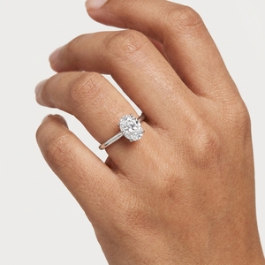 Anillo de Compromiso de Platino PT950 para Mujer con Diamante Ovalado de Corte Brillante y Diamantes Laterales Color D, Certificado IGI, Estilo Clásico - Product Image 3