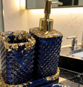 Ensemble d'accessoires de salle de bain personnalisés en résine faits à la main, faciles à nettoyer, organisateur de comptoir de luxe moderne pour savon liquide - Product Image 1