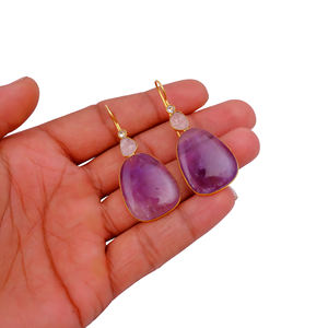Boucles d'oreilles créoles tendance en améthyste violette naturelle et pierre de lune - Bijoux plaqués or sertis clos pour elle - Product Image 5