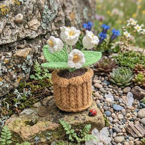 Fleur blanche en gros, fleur au crochet faite à la main, plante en pot, poupée tricotée vietnamienne, fil à tricoter, cadeau, amigurumi, souvenir de vacances - Product Image 1