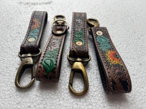 Llavero de Cuero Genuino Rectangular con Grabado a Mano Estilo Vintage Conifer y Clip de Latón Antiguo - Product Image 5