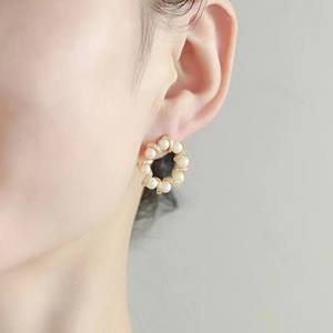 ต่างหูมุกน้ำจืดสไตล์ฝรั่งเศส แนะนำขนาด 3-4 มม. ชุบทอง เงินสเตอร์ลิง รูปทรงโดนัท - Product Image 4