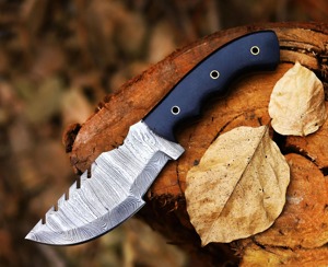 Cuchillo de caza hecho a mano en acero de Damasco con mango de cuerno negro y funda de cuero, OEM/ODM disponible. - Product Image 1