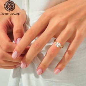 Bague de fiançailles et d'éternité classique pour femme en argent plaqué or rose avec moissanite taille coussin et sertissage à griffes - Product Image 5