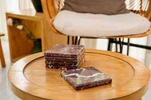 Ensemble de cinq sous-verres en marbre zèbre rouge, faits à la main, en pierre naturelle, carrés, pour la décoration de la maison - Product Image 5