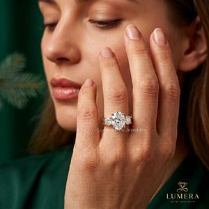 Anillo de Diamantes de Diseño con Tres Piedras Ovaladas de Diamante Cultivado en Laboratorio en Oro Rosa con Banda Doble Pavé, Joyería Fina - Product Image 6