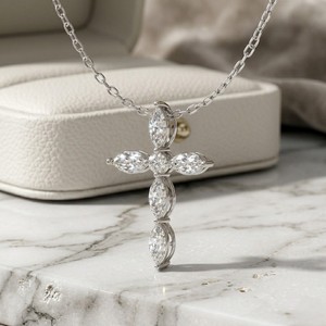 Collar con colgante de cruz de diamantes de 1.00 quilates con engaste de marquise y circonitas redondas - Product Image 4