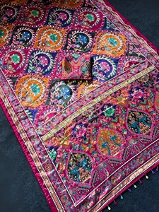 Sari en soie romaine Kodi latkan avec imprimé Ajarakh, travail de miroir véritable, bordure à passepoil et pallu, et chemisier en soie avec travail de miroir. - Product Image 6