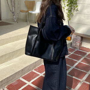 Bolso tote extragrande de cuero genuino con asas marrones, estilo minimalista de apertura superior para uso diario. - Product Image 4
