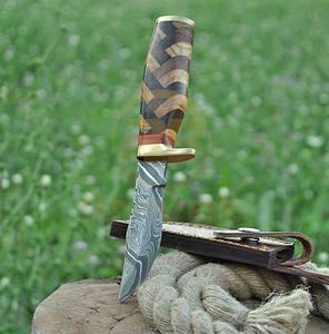 Cuchillo de Camping de Acero de Damasco Personalizado OEM – Cuchillo de Caza de Hoja Fija Hecho a Mano con Guarda de Latón y Funda de Cuero - Product Image 3