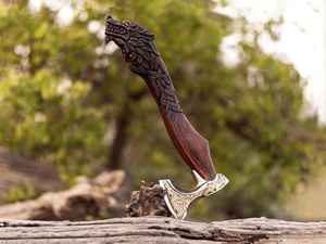 Hacha Vikinga Hecha a Mano Personalizada OEM, Forjada Industrialmente, con un Hermoso Diseño, Mango de Madera Tallado y Funda de Acero al Carbono - Product Image 1