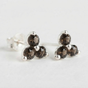 ต่างหูรูปดอกไม้ประดับควอตซ์สโมคกี้จาก Rhaya Jewels ตัวเรือนเงินแท้ชุบโรเดียม ดีไซน์ทันสมัย เหมาะสำหรับเด็กและผู้หญิง ใช้ในงานหมั้น - Product Image 2
